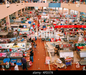 SINGAPORE, Little India, la gente a piedi attraverso Tekka mercato umido Foto Stock