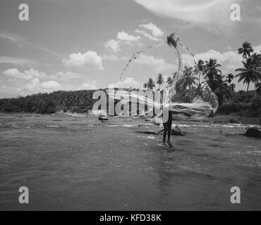SRI LANKA Asia, fisherman gettando la pesca net Al Maha Oya fiume (B&W) Foto Stock