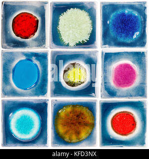 Raccolta di blu smaltate a mano le piastrelle di ceramica con altri punti di colore in mezzo isolato su sfondo bianco. ceramiche colorate gli oggetti artigianali. Foto Stock