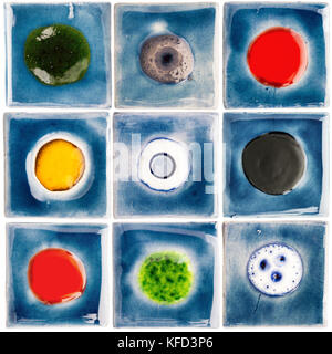 Raccolta di blu smaltate a mano le piastrelle di ceramica con altri punti di colore in mezzo isolato su sfondo bianco. ceramiche colorate gli oggetti artigianali. Foto Stock