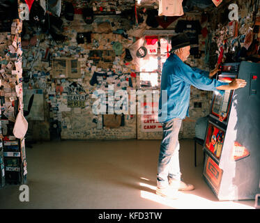 AUSTRALIA, William Creek, l'Outback, profilo di uomo maturo con jukebox nel William Creek Bar Foto Stock