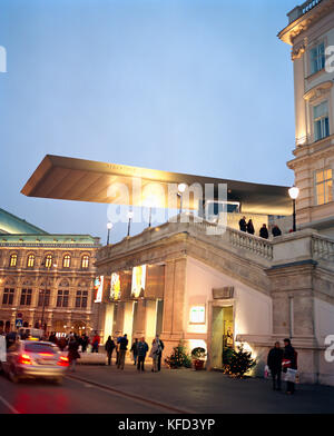 AUSTRIA, Vienna, persone in piedi al di fuori del Museo Albertina al crepuscolo Foto Stock