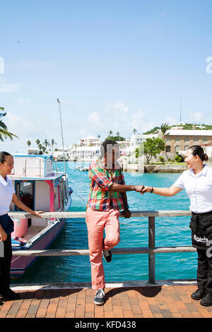 BERMUDA. San Giorgio. Lo Chef Marcus Samuelsson su un ponte di San Giorgio con due locali cameriere in esecuzione oltre a scuotere la sua mano e ottenere una foto. Foto Stock