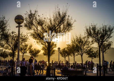 I visitatori al Park Alderi su una tarda estate pomeriggio soleggiato, San Sebastian, Paesi Baschi Foto Stock