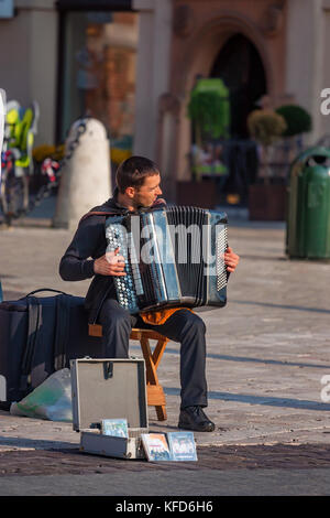 Cracovia in Polonia - Giugno 2012: musicista di strada Foto Stock