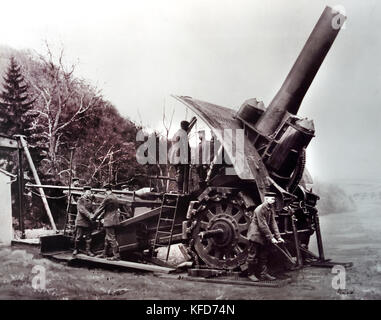 Uno dei primi grandi Berthas essendo predisposta per la cottura - la prima guerra mondiale - la Prima Guerra Mondiale la Grande Guerra, 28 luglio 1914 al 11 novembre 1918. ( Big Bertha (obice) super-pesante artiglieria da assedio sviluppata dal produttore degli armamenti Krupp in Germania alla vigilia della Prima Guerra Mondiale il suo diametro di cilindro calibro era 420 mm -16,5 pollici ) Foto Stock