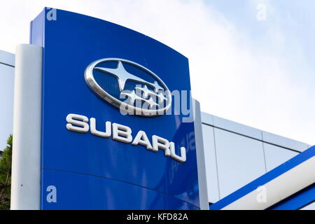 Praga, Repubblica Ceca - 27 ottobre: subaru logo aziendale sulla costruzione della concessionaria su ottobre 27, 2017 a Praga. subaru ammette consentito t non autorizzato Foto Stock