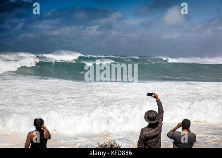 HAWAII, Oahu, North Shore Eddie Aikau, 2016 spettatori guardando la Eddie Aikau 2016 big wave surf concorrenza, Waimea Bay Foto Stock