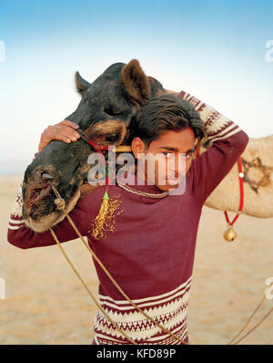 INDIA, Rajasthan, camel cart driver con il suo cammello, Pushkar Camel Fair Foto Stock