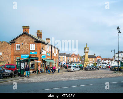 Thirsk Market Place nel centro della città in una calda giornata d'autunno Foto Stock