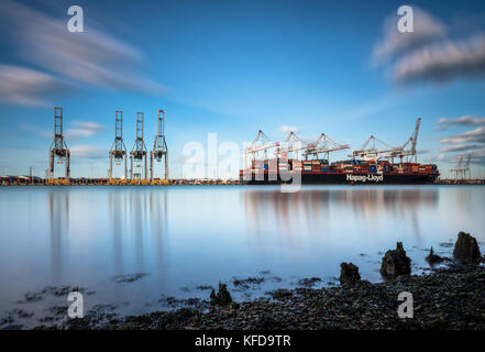 Hapag-llyod nave container e gru a Southampton docks, Inghilterra Foto Stock