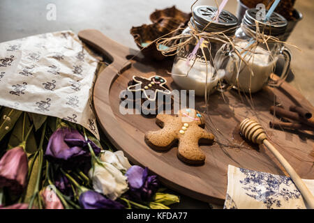 Gingerbread Man cookie con hoeny e latte Foto Stock