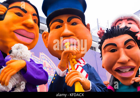 Quito, Ecuador - 31 dicembre 2016: monigotes tradizionale o farcite i manichini che rappresentano caratteri tradizionali figure, che verrà bruciata per celebrare il nuovo anno in Ecuador Foto Stock