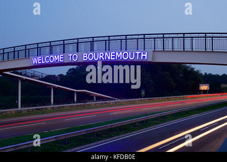 Benvenuto a bournemouth segno su una passerella Foto Stock