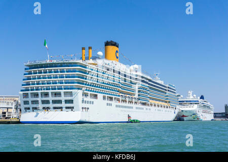 Venezia Italia Venezia enormi navi da crociera ormeggiata in Venezia Marittima nave bacino o Venezia cruise terminal nella laguna di Venezia Venezia Italia EU Europe Foto Stock