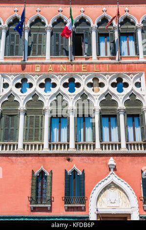 Venezia Italia Venezia facciata posteriore del lussuoso Hotel Danieli sulla Riva degli Schiavoni e il molo del lungomare St Marks basin Venezia Italia EU Europe Foto Stock