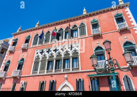 Venezia Italia Venezia facciata posteriore del lussuoso Hotel Danieli sulla Riva degli Schiavoni e il molo del lungomare St Marks basin Venezia Italia EU Europe Foto Stock