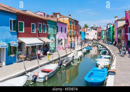 Venezia Italia Venezia case colorate lungo un canale sull'isola di Burano laguna di Venezia Città Metropolitana di Venezia Italia EU Europe Foto Stock