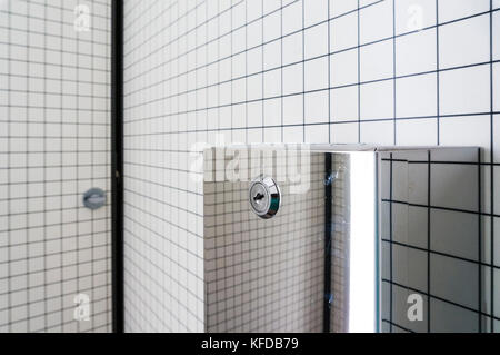 In bianco e nero il bagno interno piastrelle bianco nero boiacca con acciaio inossidabile mirroed sanitary ware Foto Stock