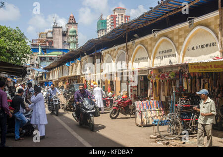 Strada trafficata a Chor bazaar, Mumbai, India Foto Stock