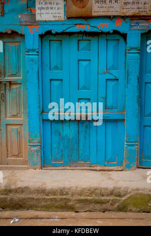 Bhaktapur, nepal - Novembre 04, 2017: vecchio blu in legno porta a bhaktapur in Nepal Foto Stock