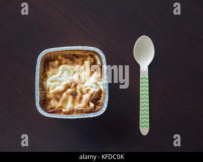 Budino di salire sul marrone scuro con tavola cucchiaio turchese Foto Stock