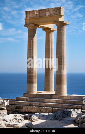 Lo storico tempio dorico di Athena Lindia all'interno delle rovine Dell'acropoli a Lindos sull'isola greca di rodi Foto Stock