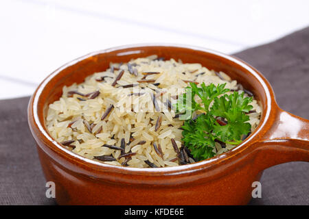 Casseruola di riso selvatico sul luogo grigio mat - close up Foto Stock