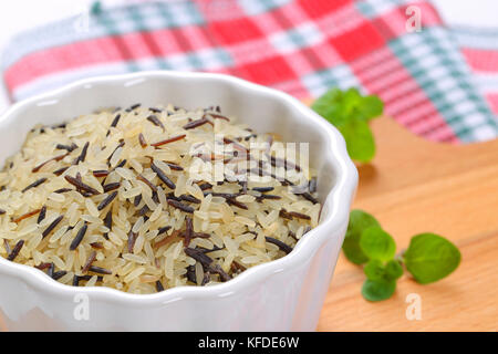 Ciotola di riso selvatico sul tagliere di legno - close up Foto Stock