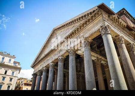 Basso angolo vista del portico del Pantheon di Roma, Italia. Foto Stock