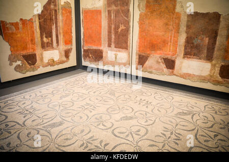 Classica romana frammenti di affreschi e pavimento a mosaico, Palazzo Massimo alle Terme di Roma, Italia. Foto Stock