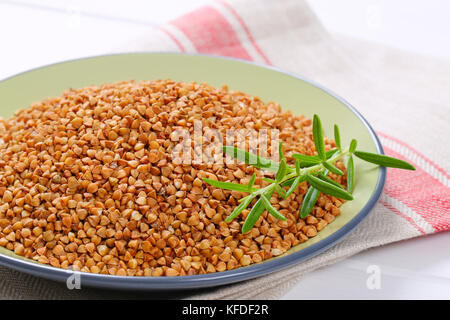 Piastra di materie del grano saraceno sul posto mat - close up Foto Stock