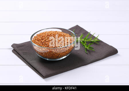 Ciotola di materie del grano saraceno sul luogo grigio mat Foto Stock