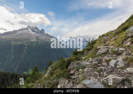 Aiguille du Dru e Aiguille Verte visto dal sentiero roccioso che conduce a Lacs De Cheserys, Argentiere, alta Savoia, Francia Foto Stock
