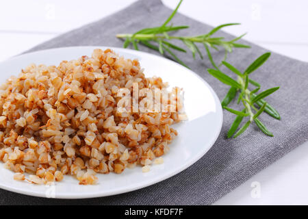 La piastra di cottura del grano saraceno sul luogo grigio mat - close up Foto Stock