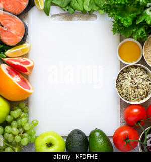 La selezione di un alimento sano per il cuore, dieta disintossicante. Vista da sopra con lo spazio di copia Foto Stock