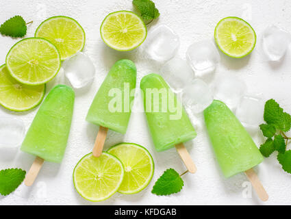 Un sano menta lime popsicles con un fresco e fettine di lime e i cubetti di ghiaccio. Vista superiore Foto Stock