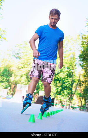 In prossimità del rullo inline skater su un corso di slalom. Foto Stock