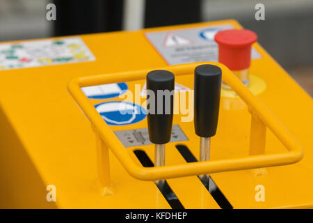 Leve di comando mobile attrezzature di costruzione - corpo arancione Foto Stock