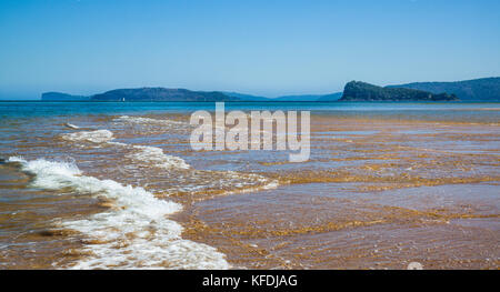 Australia, Nuovo Galles del Sud, Central Coast, vista di Broken Bay dalla sabbia bar a Ettalong Beach Point contro lo sfondo di Lion Island Foto Stock