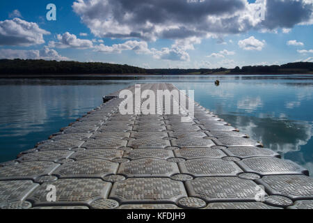 Floating jetty di plastica a pontone bewl acqua, kent, settembre 2017 su un luminoso giorno di sole con nuvole blu e ancora acqua calma con bassi livelli di acqua Foto Stock