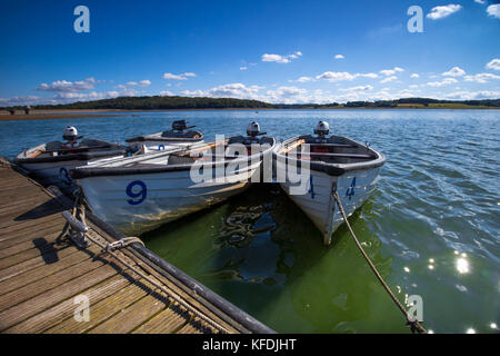 Le barche attraccate al molo al bewl serbatoio acqua kent su un soleggiato blue sky giorno Foto Stock