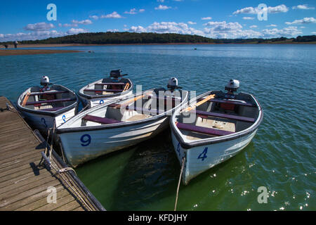 Le barche attraccate al molo al bewl serbatoio acqua kent su un soleggiato blue sky giorno Foto Stock