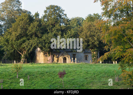 Chiesa di St Peters in autunno, Cornwell, Oxfordshire, Inghilterra Foto Stock