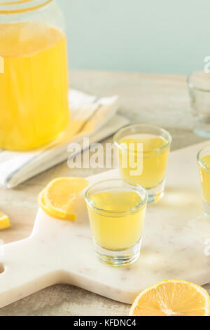 Dolci fatti in casa il limoncello di limone in un bicchiere Foto Stock