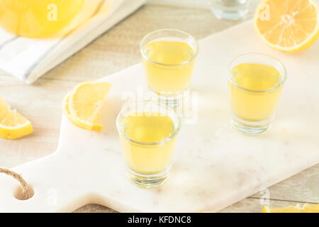 Dolci fatti in casa il limoncello di limone in un bicchiere Foto Stock