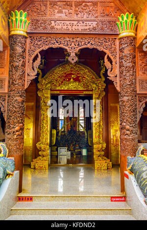 Dettagli architettonici di Wat Phra That, il Doi Suthep, Chiang Mai, famoso tempio storico in Thailandia Foto Stock