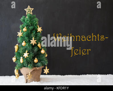 Testo in tedesco significa weihnachtsfeier Christmas party. golden albero di Natale decorato con il nero di calcestruzzo o cemento. sfondo moderno stile urbano con s Foto Stock