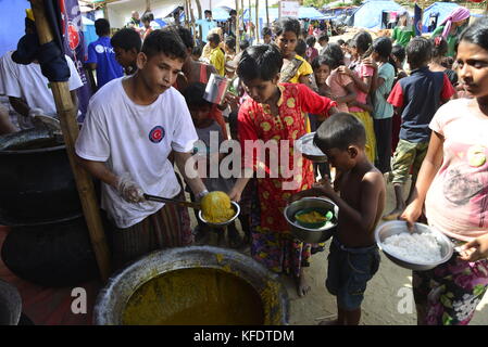 Rohingya i bambini rifugiati raccoglie il cibo al palongkhali campo di fortuna in Cox bazar, Bangladesh, su ottobre 06, 2017. Secondo il regno nat Foto Stock