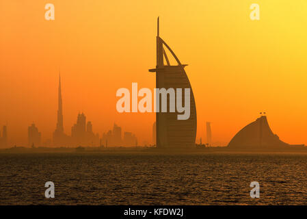 Il Burj Khalifa, l'edificio più alto del mondo e il Burj al arabi hotel, emirato Dubai Emirati arabi uniti Foto Stock